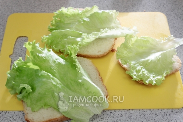 Положить на ботон лист салата