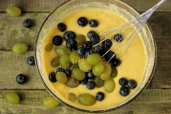 Добавить в тесто виноград и голубику