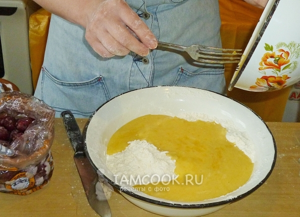 Влить взбитые яйца со сметаной