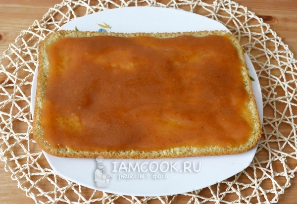 Смазать корж кремом