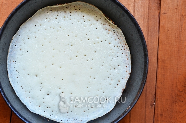 Вылить тесто на сковороду