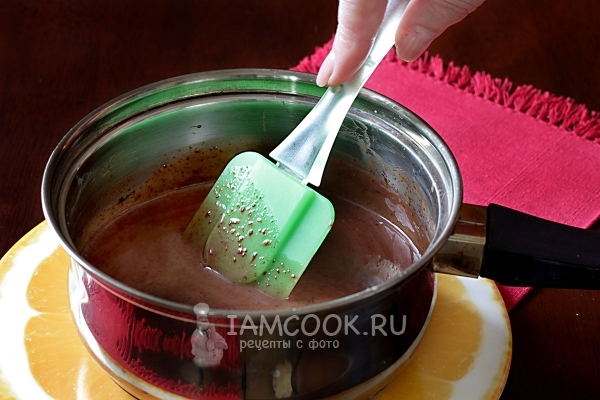 Растопить шоколад в сливках