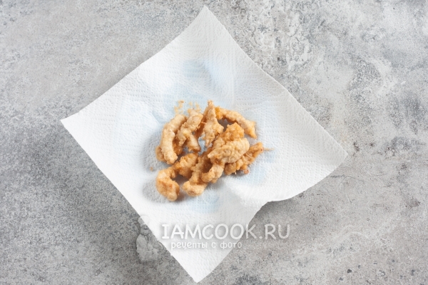 Положить пожаренное мясо на бумажное полотенце