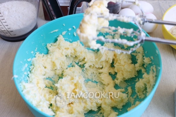 Масло взбить с сахаром