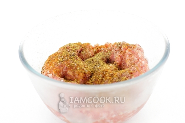 Всыпать в фарш специи и соль