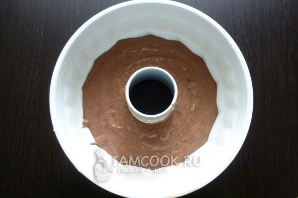 Переложить тесто в форму