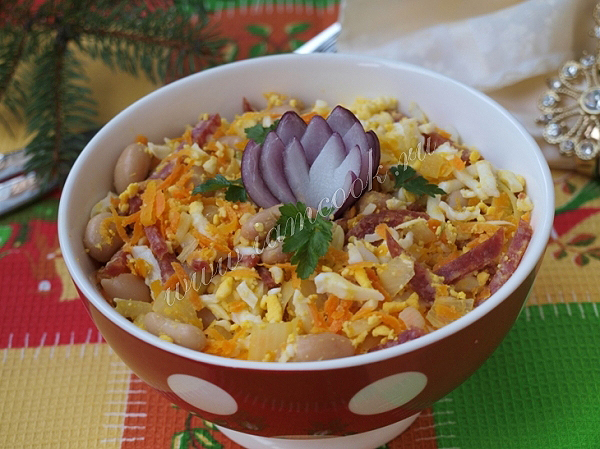 Салат с копченой колбасой