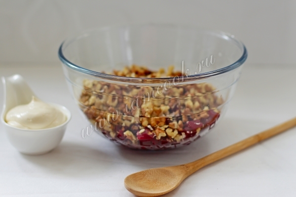 Выкладываем салат