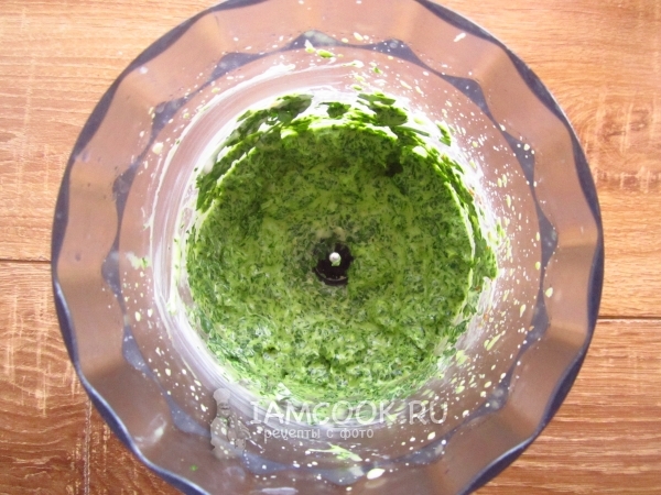 Измельчить зелень с приправами