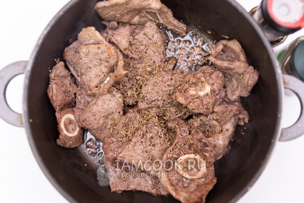 Обжарить мясо со специями