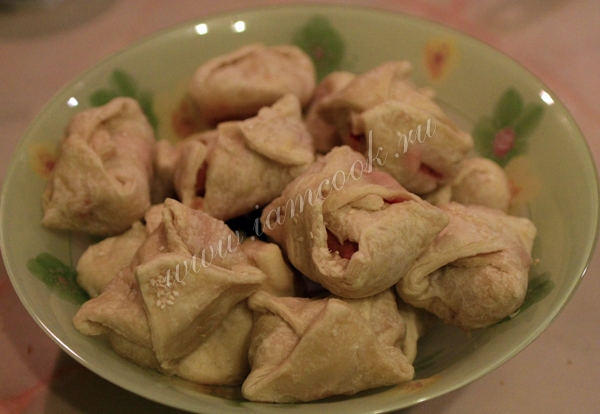 Готовые слойки с сосисками