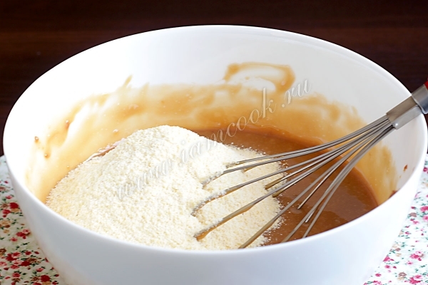 Добавить кукурузную муку