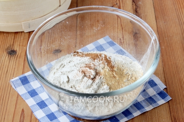 Смешать муку со специями