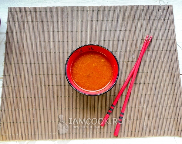 Смешать бульон со специями