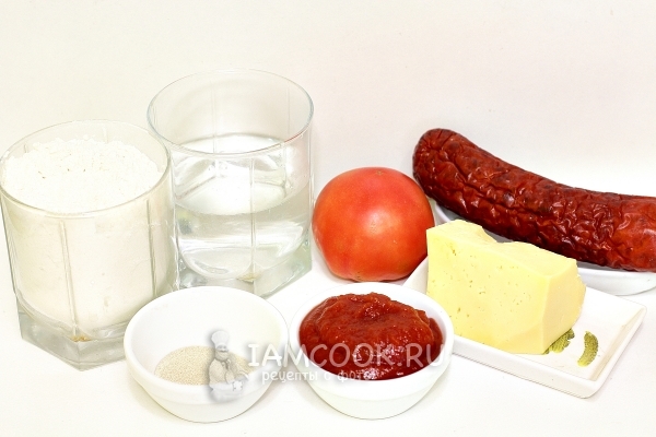 Ингредиенты для пиццы с колбасой сыром и помидорами