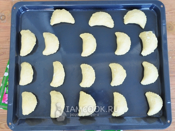 Положить печенье на противень
