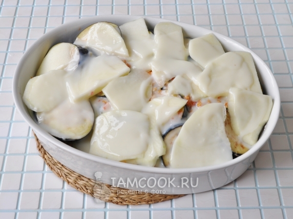 Выложить баклажаны и патиссон с соусом