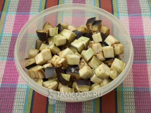 Баклажаны порезать и посолить