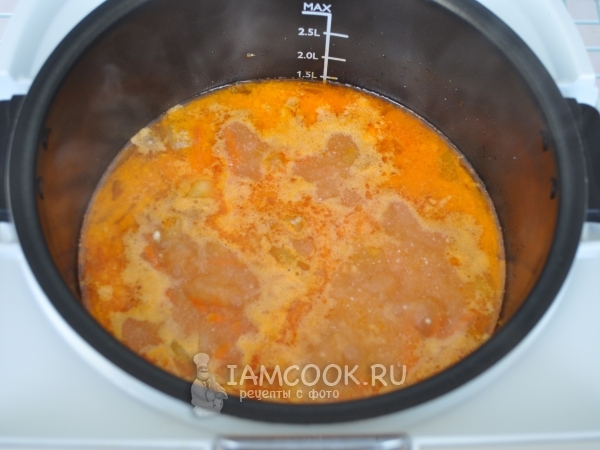 Добавить фаршированные макароны, воду, томатный соус и сметану