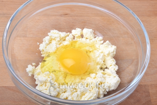 Соединить творог с яйцом