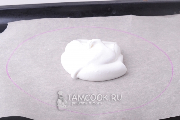 Выложить взбитые белки на бумагу для выпечки