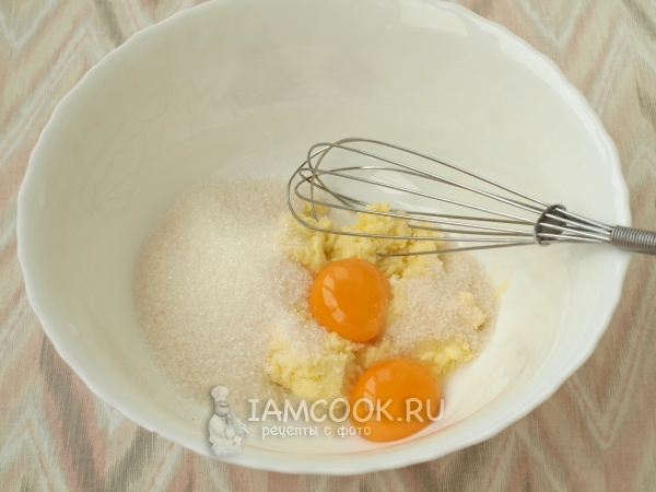 Соединить масло, сахар и желтки