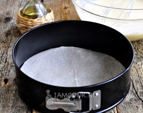 Положить пекарскую бумагу в форму