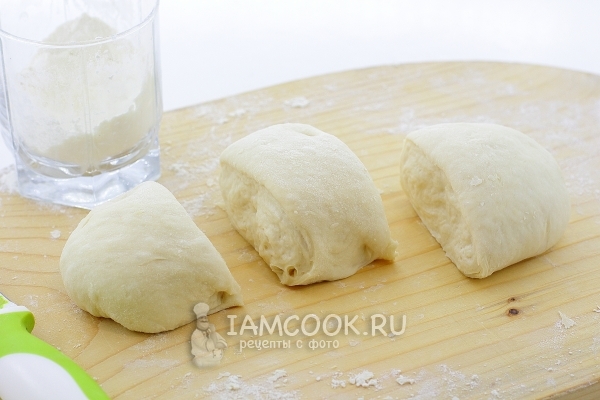 Разделить тесто на 3 части