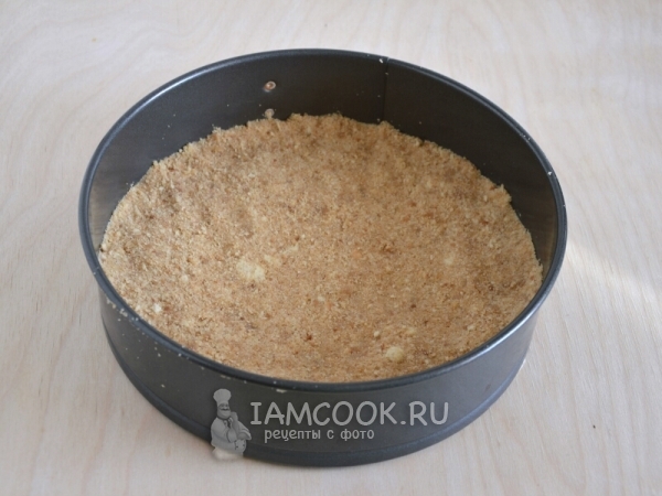 Уложить печенье в форму