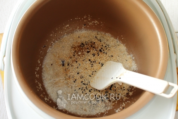 Обжарить кунжут с коксовой стружкой и корицей