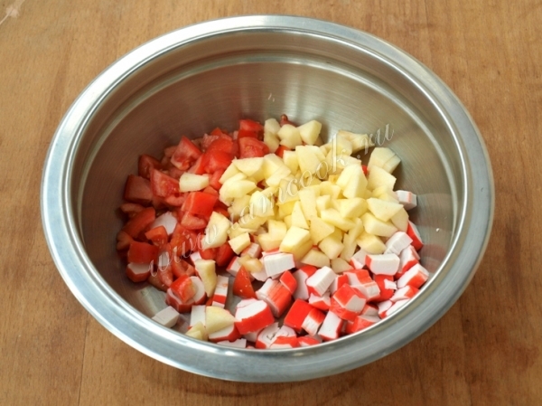 Нарезанные ингредиенты для салата