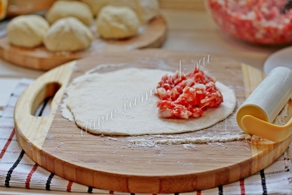 Кладем начинку в чебурек