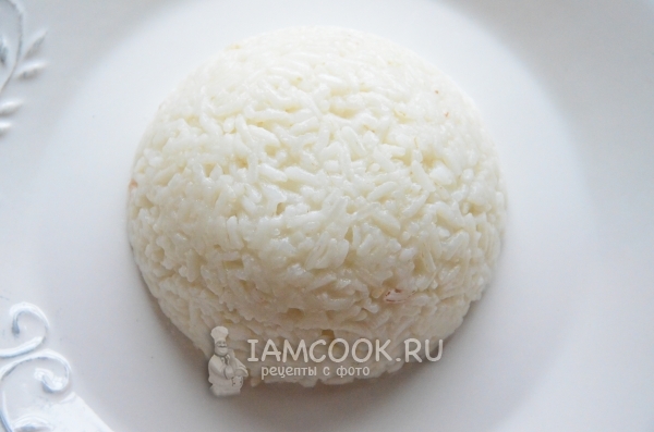 Выложить на тарелку рис