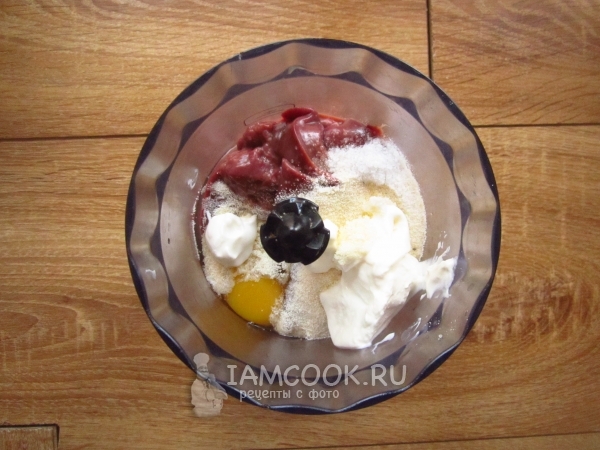 Положить в блендер печень, яйцо, сметану и манку