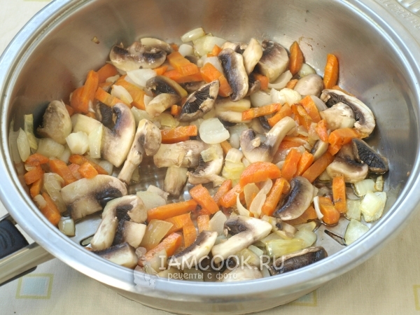 Обжарить лук, морковь и грибы