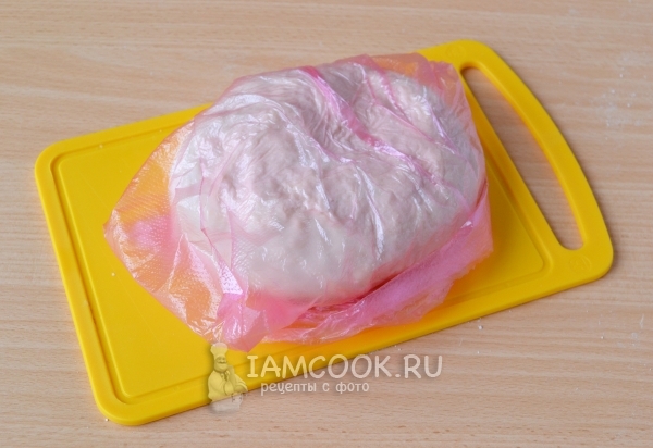 Положить тесто в пакет