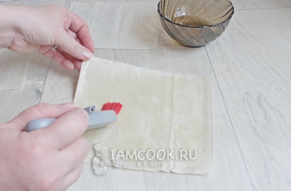 Смазать листы маслом