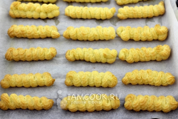 Выпеченные заварные трубочки