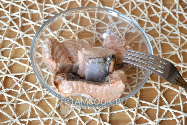 Положить в миску консерву