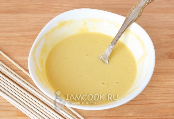 Смешать яйцо, муку и куркуму