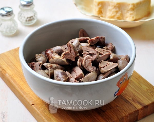 Порезать куриные сердечки