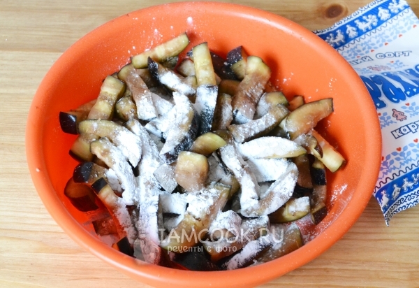 Всыпать к баклажанам муку