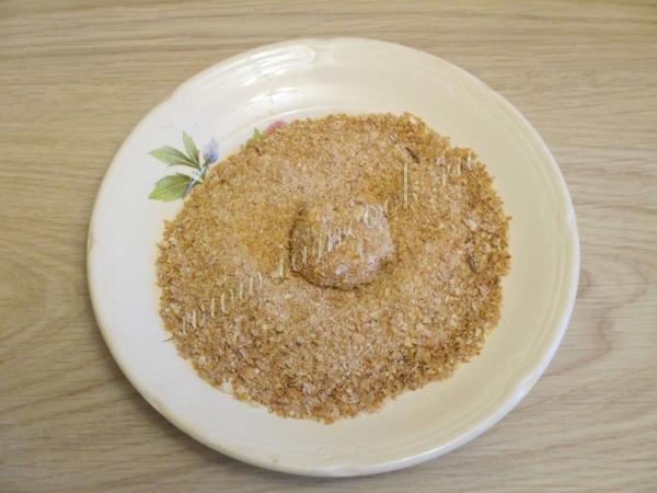 Обвалять рыбных крокеты