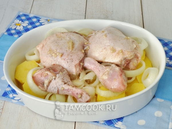 Выложить курицу