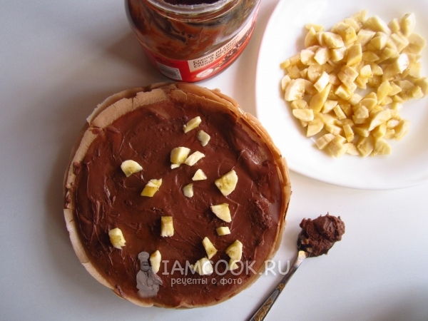 Смазать банан нутеллой и положить банан