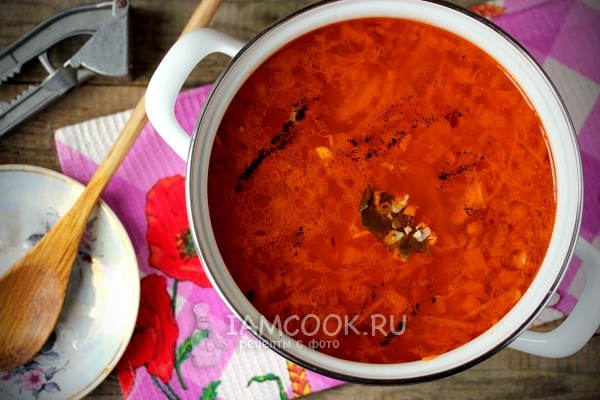 Положить чеснок, лавровый лист и перец