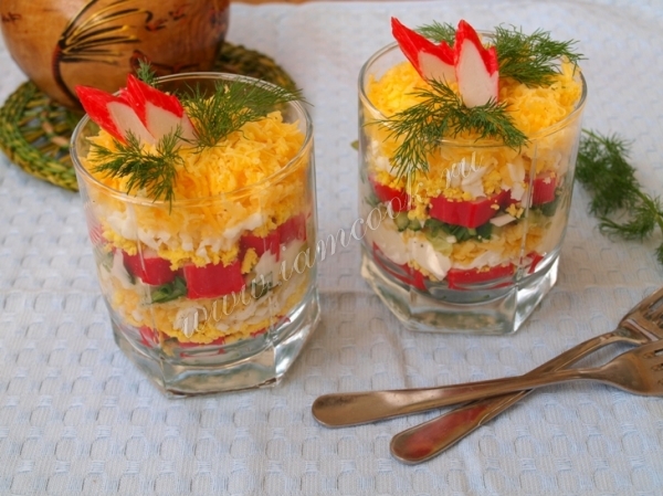 Оформляем салат с крабовыми палочками