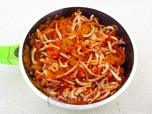 Готовые кальмары с икрой из солёных огурцов