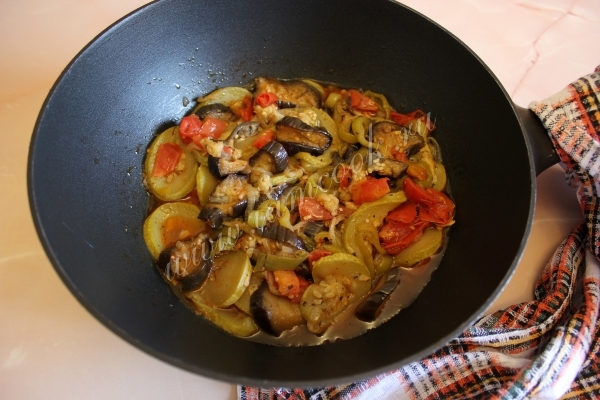 Баклажаны тушеные с овощами