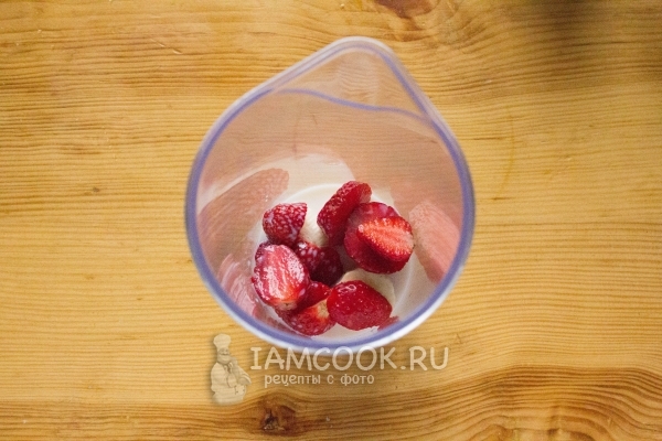 Положить в чашу фрукты и влить молоко